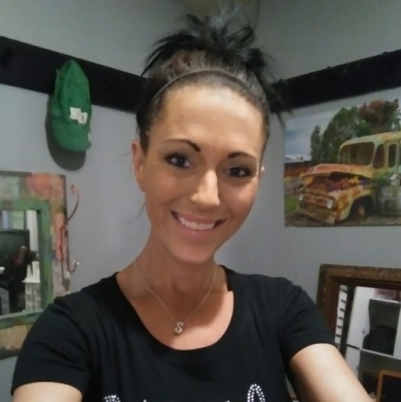 Profile Picture of Stacie Bayer (@staciebayer) on Poshmark