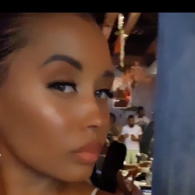Profile Picture of Erika Mack (@PocaCouture) on Twitter
