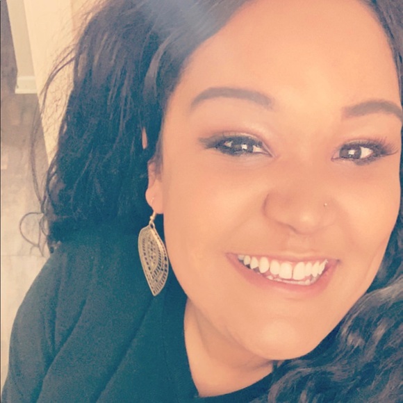 Profile Picture of Asha Everhard (@asharosse) on Poshmark