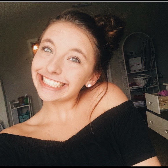 Profile Picture of Maggie Brengle (@maggiebrengle) on Poshmark