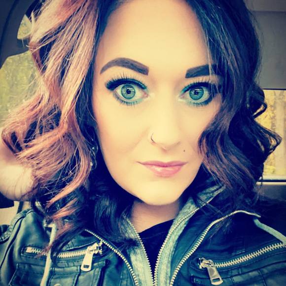Profile Picture of Chelsee Denevan (@cdenevan) on Poshmark