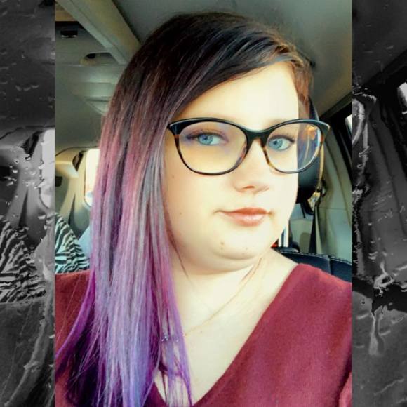 Profile Picture of Nichole Gerschutz (@n_gerschutz) on Poshmark