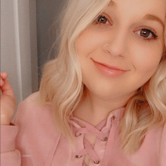 Julia Honnens - Poshmark Profile Picture of Julia Honnens (@juliad09) on Poshmark