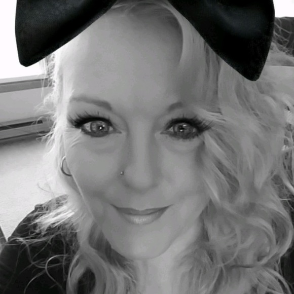 Profile Picture of Angela Brewster (@angelabrewster6) on Poshmark