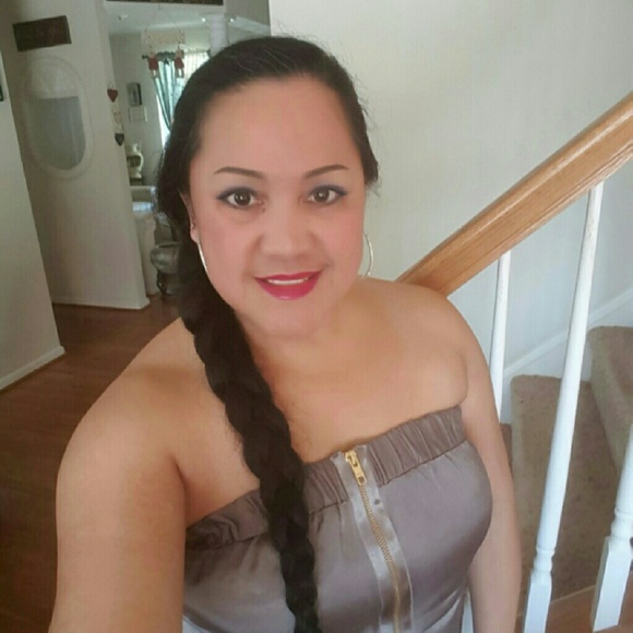 Profile Picture of Rowena Waugaman (@rowraw) on Poshmark