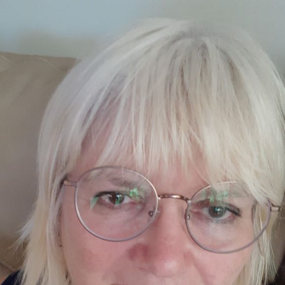 Profile Picture of Vicki Travis (@vicki_travis) on Poshmark