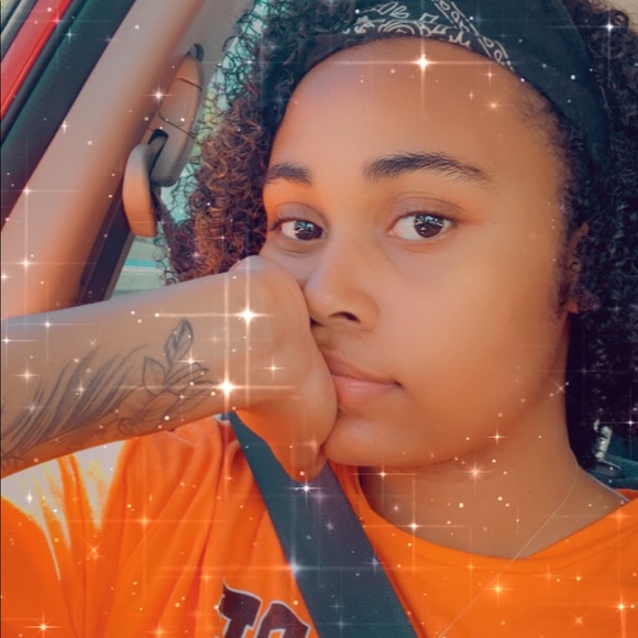 Profile Picture of Arielle James (@skyjames415) on Poshmark