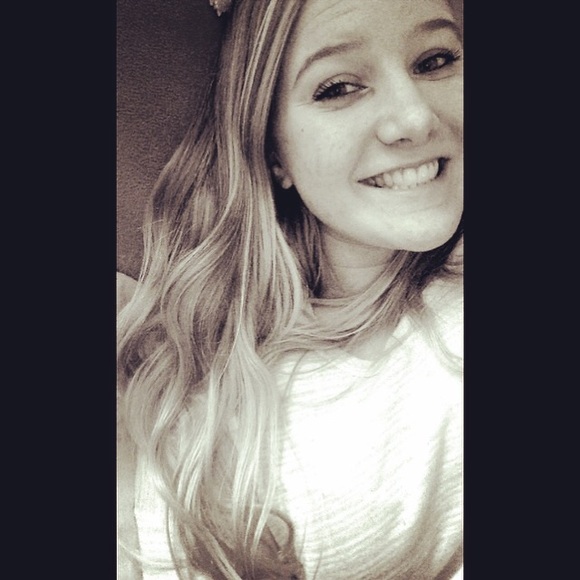 Profile Picture of Sydney Traverso (@sydtraverso) on Poshmark