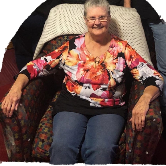 Profile Picture of Nancy Ellis (@nancyellis287) on Poshmark