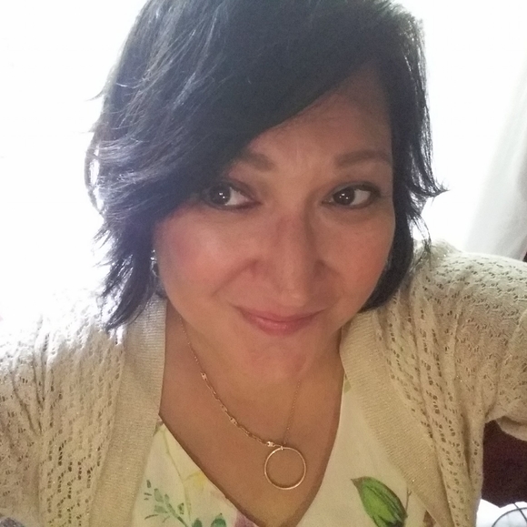 Profile Picture of Veronica Gradowski (@vgradowski) on Poshmark