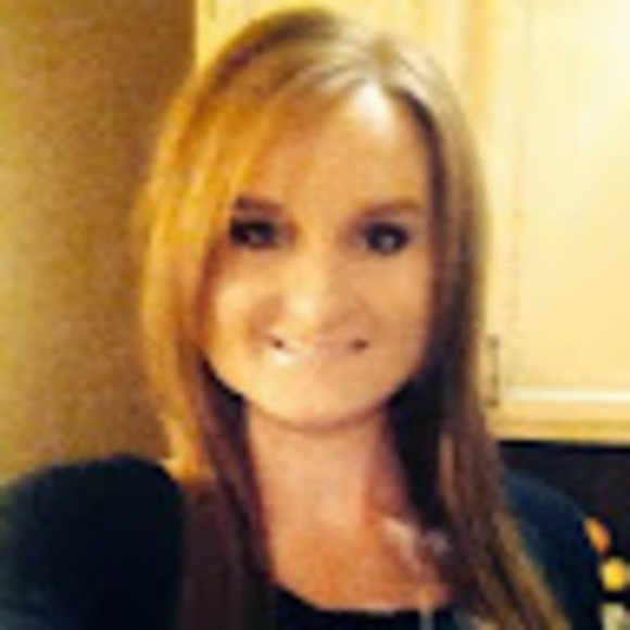 Profile Picture of Tauni Molesworth (@taunimolesworth) on Poshmark