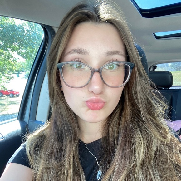 Profile Picture of Emilee Felten (@emileefel) on Poshmark