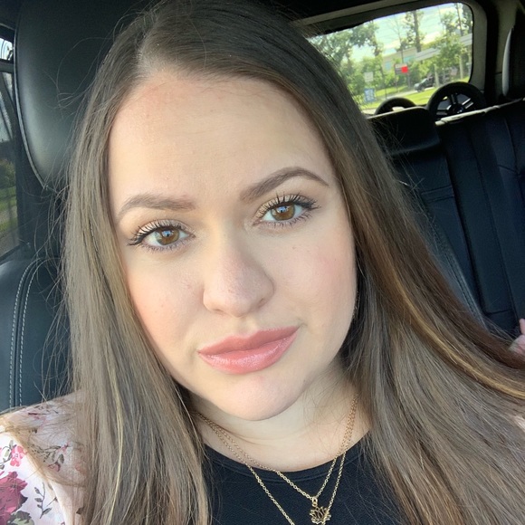 Profile Picture of Melissa Rescigno (@mnicolec) on Poshmark