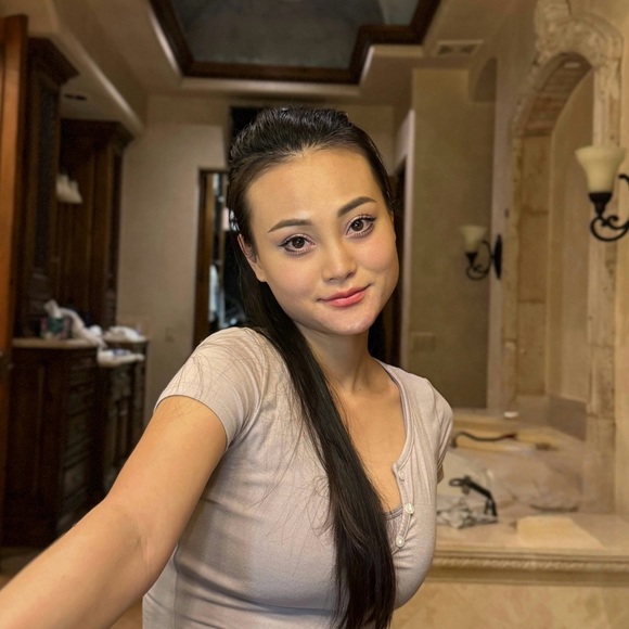 Profile Picture of Linh Kim (@piinhnie) on Poshmark