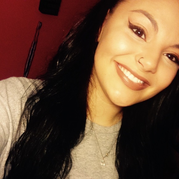 Profile Picture of Julia Whalen (@juliawhalen17) on Poshmark