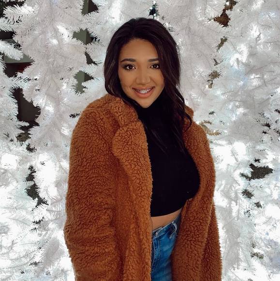 Profile Picture of Tavia Engesser (@octaviae) on Poshmark