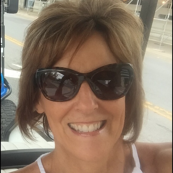 Profile Picture of Dawn Ferruzza (@mommaddee) on Poshmark