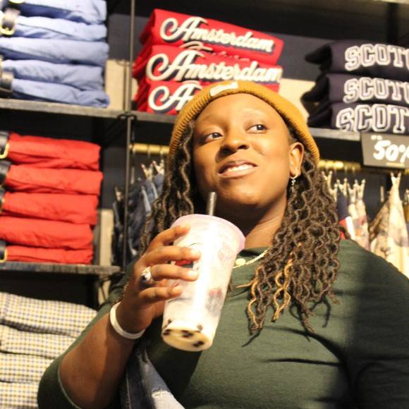 Profile Picture of Domonique Gordon (@domo_leo) on Poshmark