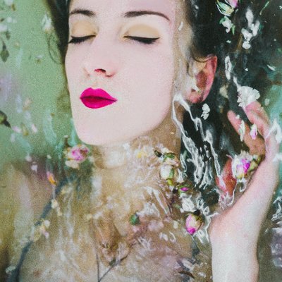 Profile Picture of Alice Weston (@aliceoweston) on Twitter