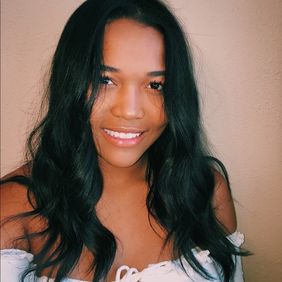 Profile Picture of Arielle Barnett (@ariellebarnett) on Poshmark