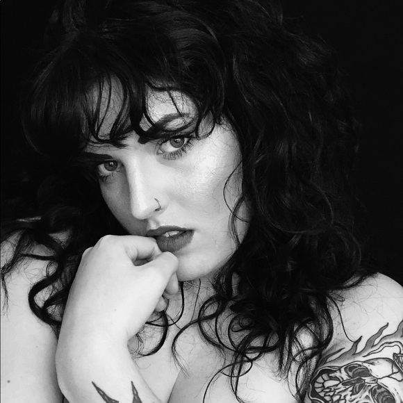 Profile Picture of Emily Updike (@em_updike) on Poshmark