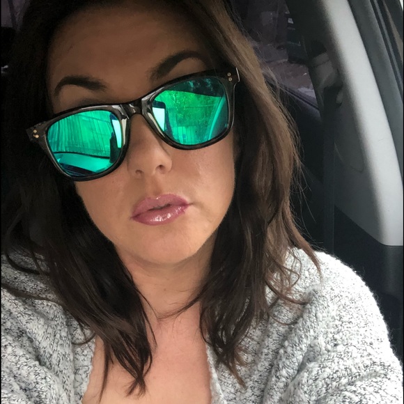 Profile Picture of Danielle Giddings (@chaoschick13) on Poshmark