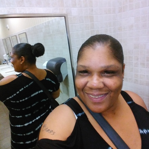 Profile Picture of Stephanie Craig (@bigsteph588) on Poshmark