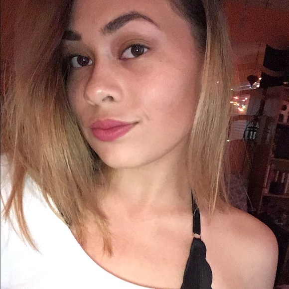 Profile Picture of Rochelle Lundeen (@rochellelundeen) on Poshmark