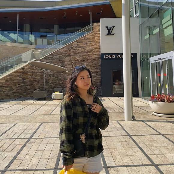 Profile Picture of Mỹ Ngọc (@hngocccc) on Poshmark