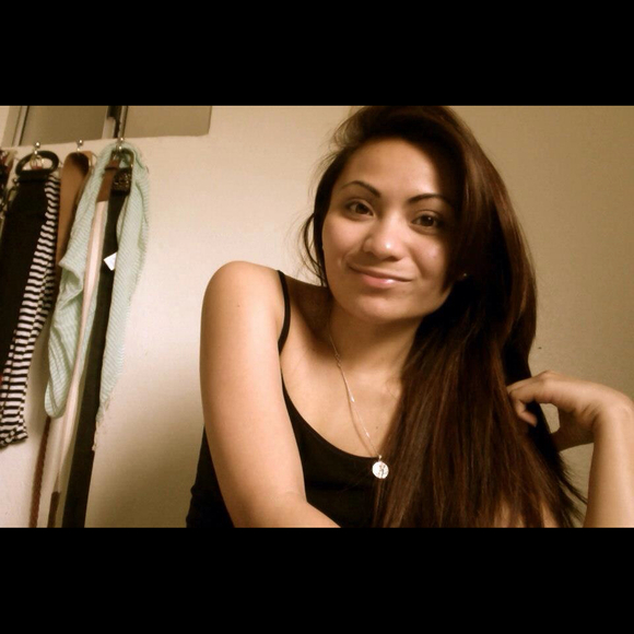 Profile Picture of Amanda Ulloa (@amandau) on Poshmark