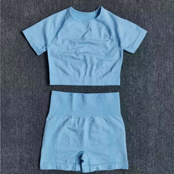 Profile Picture of Beverly Robles (@beverly2395) on Poshmark