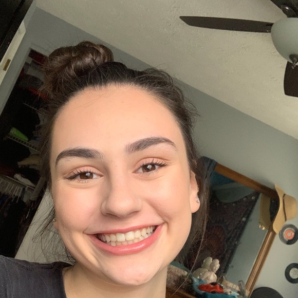 Profile Picture of Miranda Hendricks (@mirandahen) on Poshmark