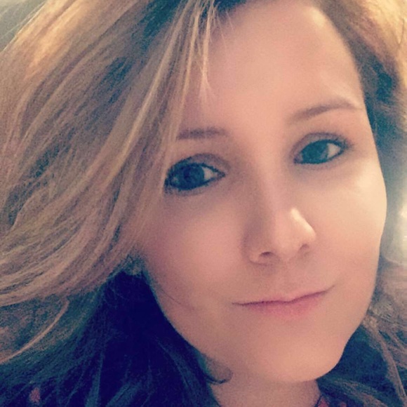 Profile Picture of Samantha Hudman (@slhudman) on Poshmark