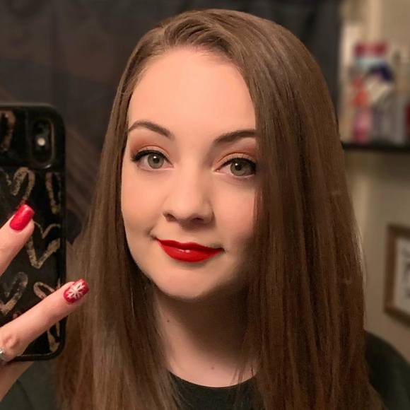 Profile Picture of Alexis Hutcheson (@lexiiluthor13) on Poshmark