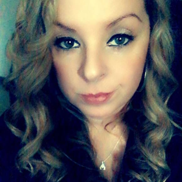 Profile Picture of Chrissy Vallance (@chrissyvallance) on Poshmark