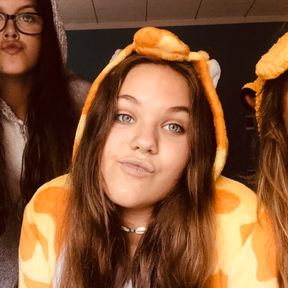 Profile Picture of Cami Edwards (@camiedwards1004) on Poshmark