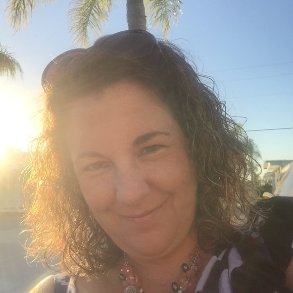 Profile Picture of Julie Hollerman (@juliehollerman) on Poshmark