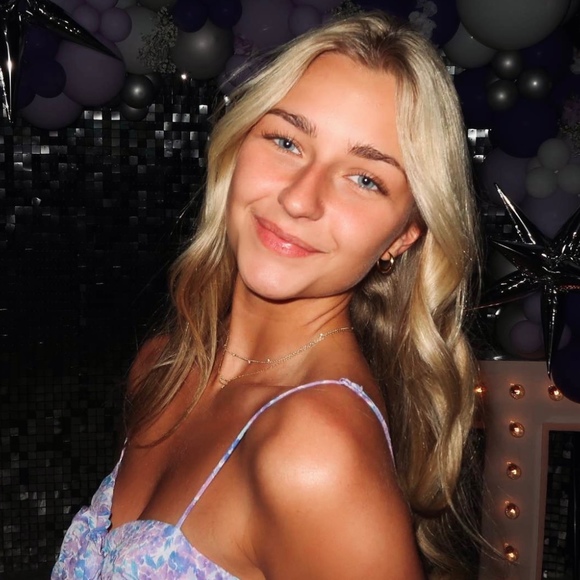 Profile Picture of Haley Drooger (@haleydrooger) on Poshmark