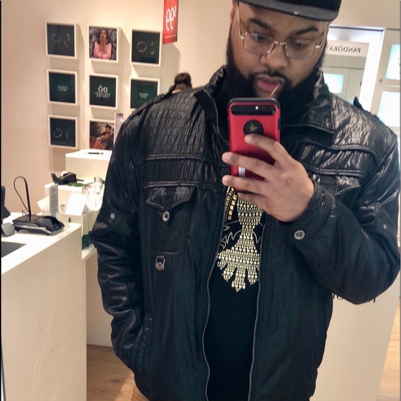 Profile Picture of William Farrow (@bjfarrow) on Poshmark