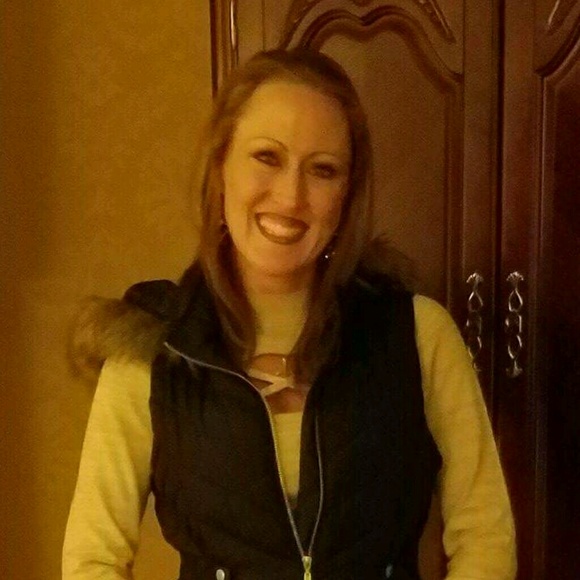 Profile Picture of Lindsay Mazanowski (@windsay) on Poshmark