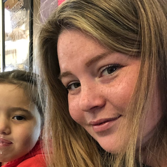 Profile Picture of Danielle Rivera (@daniellerive760) on Poshmark