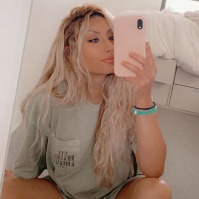 Profile Picture of Kayla (@kayla_clause) on Twitter