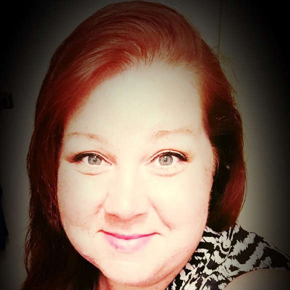 Profile Picture of Amber Smart (@asmart1611) on Poshmark