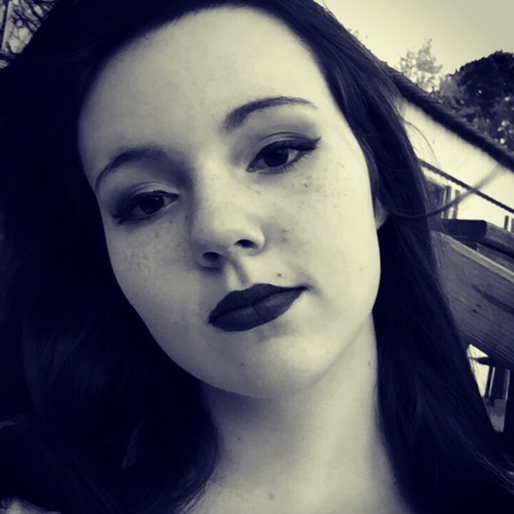 Profile Picture of Paige Brumley (@senpaige_64) on Poshmark