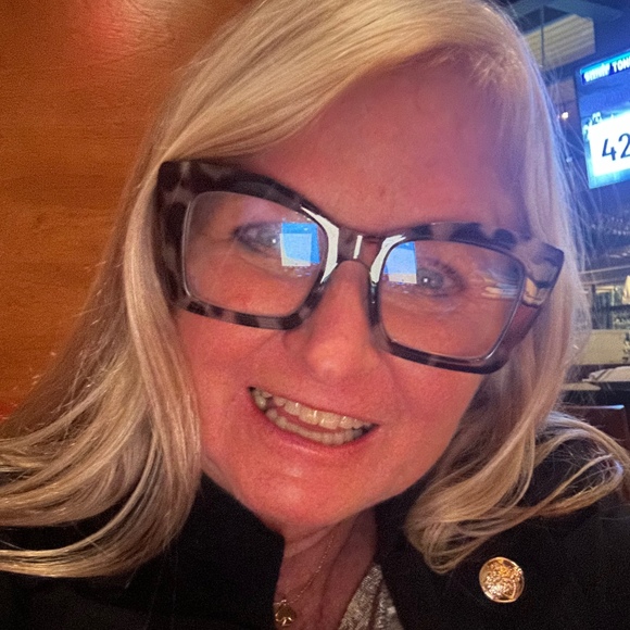 Profile Picture of Mary Mikeska (@marybnz) on Poshmark