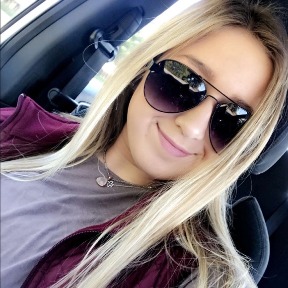 Alyson Clark - Poshmark Profile Picture of Alyson Clark (@alyperri) on Poshmark