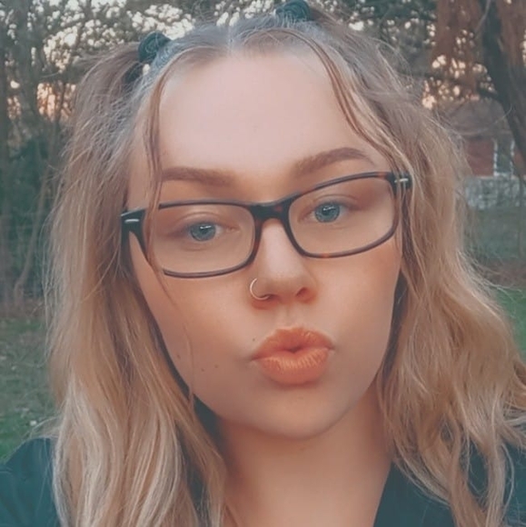 Profile Picture of Brianna Ahlgren (@brianna_ahlgren) on Poshmark