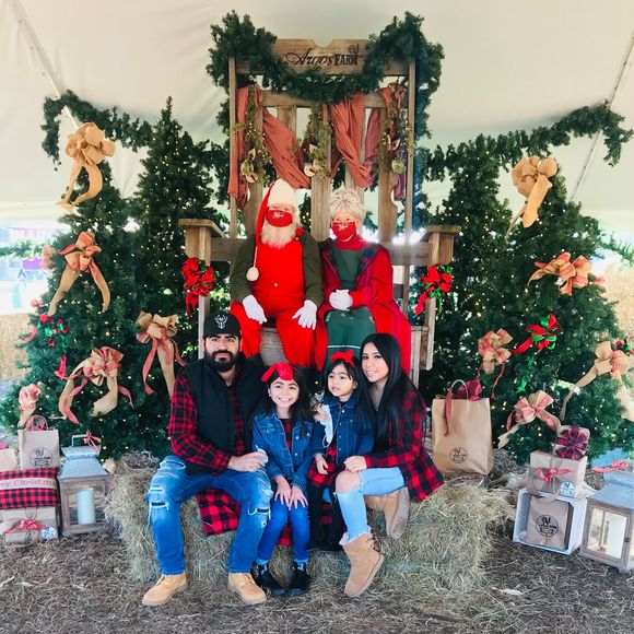 Profile Picture of Ivanna Lopez (@ivanna_lopez) on Poshmark