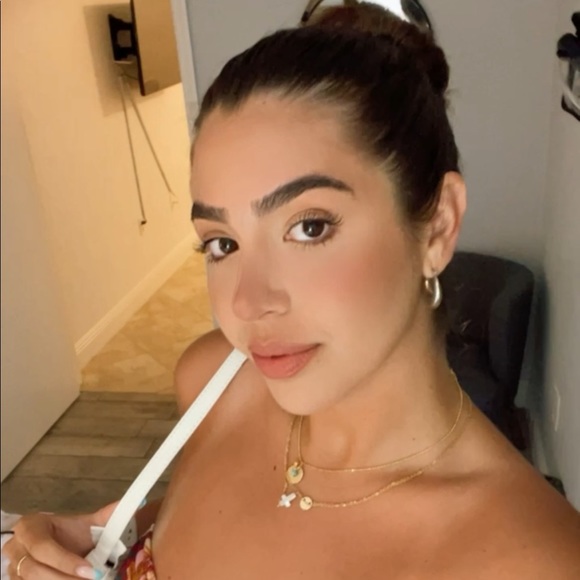 Profile Picture of Caro Cardelle (@carocardelle21) on Poshmark