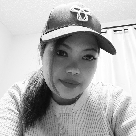 Profile Picture of Brenda Estilloro (@bestilloro) on Poshmark